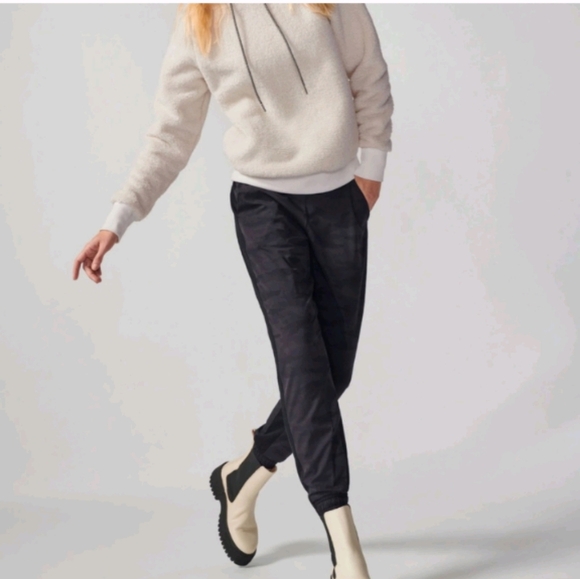 ATHLETA Lined Jogger in Black Camo Sz 4 - Picture 1 of 10